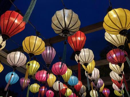 夜空に映える鮮やかで幻想的なランタン ランタン,提灯,灯籠の写真素材