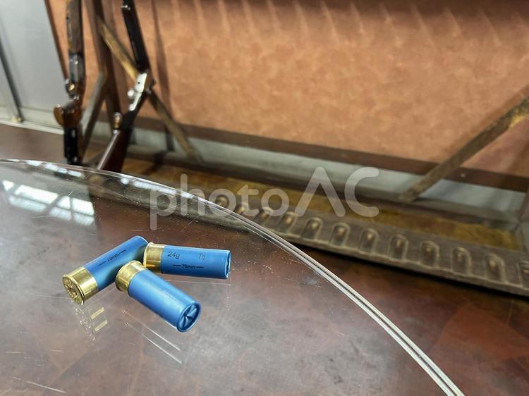 薬莢と立て掛けたショットガン クレー,トラップ,スキートの写真素材