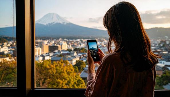 スマホを持つ日本人の若い女性 スマホを持つ日本人の若い女性の写真