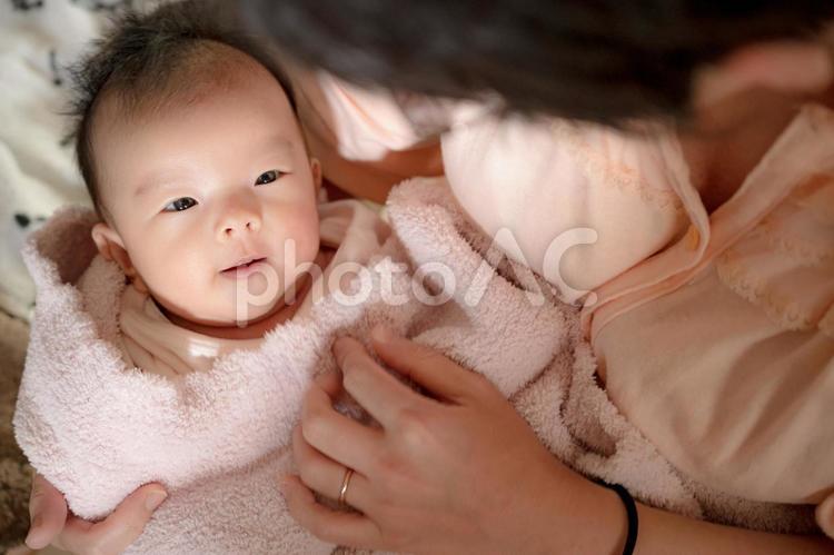 親を見つめる赤ちゃん(その１) 赤ちゃん,家族,日本人の写真素材