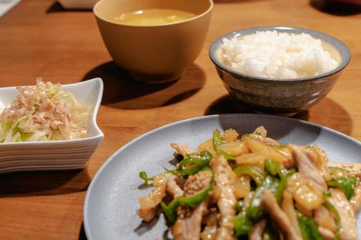 豚肉とピーマン炒めの夕食 豚肉とピーマン炒めの夕食 夕食,晩ごはん,和食の写真素材