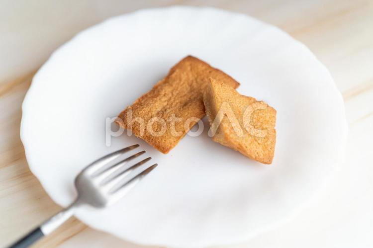 フォークで割る焼きフィナンシェ④ フィナンシェ,焼き菓子,スイーツの写真素材