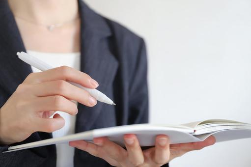 手帳に書き込む女性　スケジュールイメージ 手帳,ビジネス,仕事の写真素材