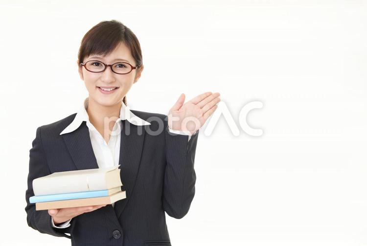 案内する笑顔の女性教師 女性,女,教師の写真素材