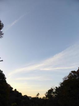 秋の夕暮れに染まる郊外の山並み 11月,下旬,秋深しの写真素材