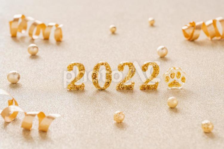 2022の文字のゴールド背景(寅の肉球あり）　年賀状　ハッピーニューイヤー 2022,新年,年賀状の写真素材