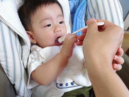 離乳食に口を開ける赤ちゃん(6カ月)2 離乳食に口を開ける赤ちゃん(6カ月)2 赤ちゃん,子供,6カ月の写真素材