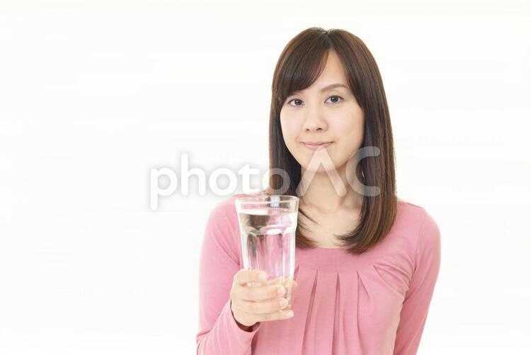 お水の入ったグラスを持つ笑顔の女性 女性,女,幸せの写真素材