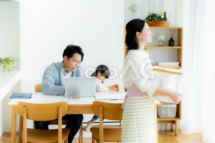 洗濯をするお母さん 家族,主婦,お母さんの写真素材