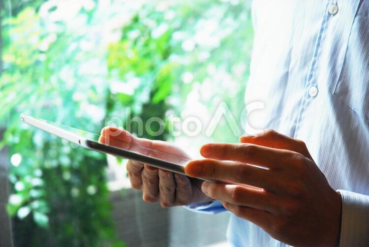 タブレットを操作する男性４ タブレット,男性,デバイスの写真素材