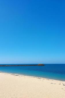 夏の青空と穏やかな海 夏の青空と穏やかな海の写真