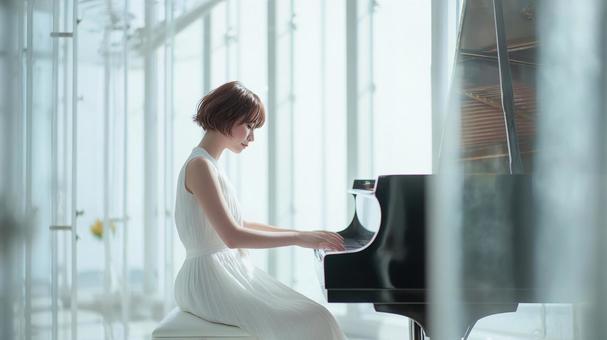 白いドレスを着てピアノを弾く女性 白いドレスを着てピアノを弾く女性の写真