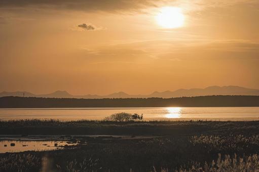 野付半島サンセット—湿原に伸びる光の道の写真