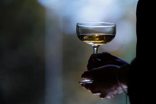 シャンパンを持つ手 シャンパンを持つ手,シャンパン,人物の写真素材