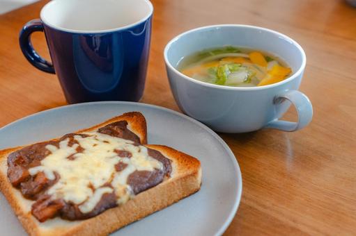 朝食のチーズトーストとスープ 朝食のチーズトーストとスープの写真