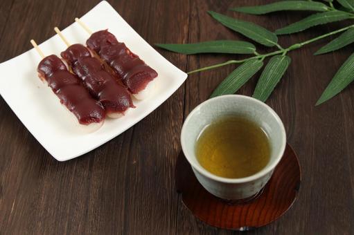 和風団子と緑茶の組み合わせ 和風団子と緑茶の組み合わせ 団子,緑茶,和菓子の写真素材