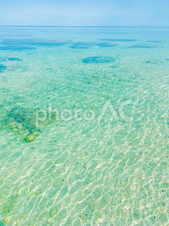 快晴の初夏の海　沖縄の海水浴場 海,海水浴場,波の写真素材