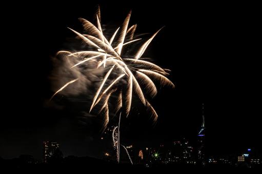 煌めく打ち上げ花火と夜景の街並み 煌めく打ち上げ花火と夜景の街並みの写真