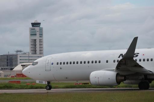 市街地に囲まれた福岡空港の風景 飛行機,航空機,旅客機の写真素材