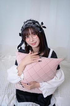 クッションを抱える地雷系女子 クッションを抱える地雷系女子 眼鏡,メガネ,20代の写真素材