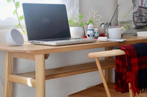 デスクワーク 冬イメージ パソコン,スマホ,ビジネスの写真素材