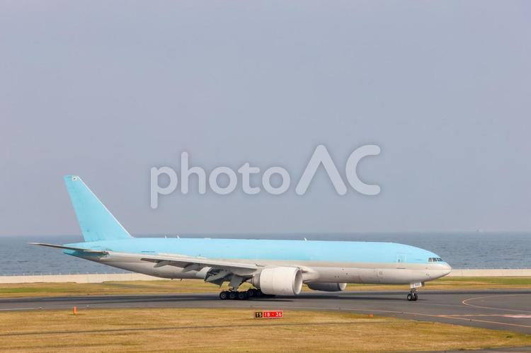 静かな午後の北九州空港風景 飛行機,航空機,旅客機の写真素材