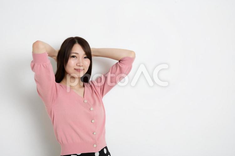 髪を束ねようとしている若い女性（コピースペース） 女性,日本人,女の写真素材