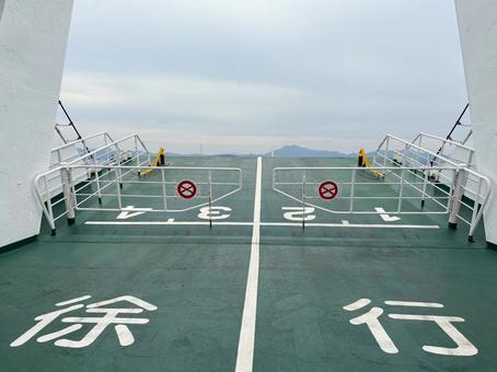 カーフェリーに乗船4 フェリー,徐行,船の写真素材