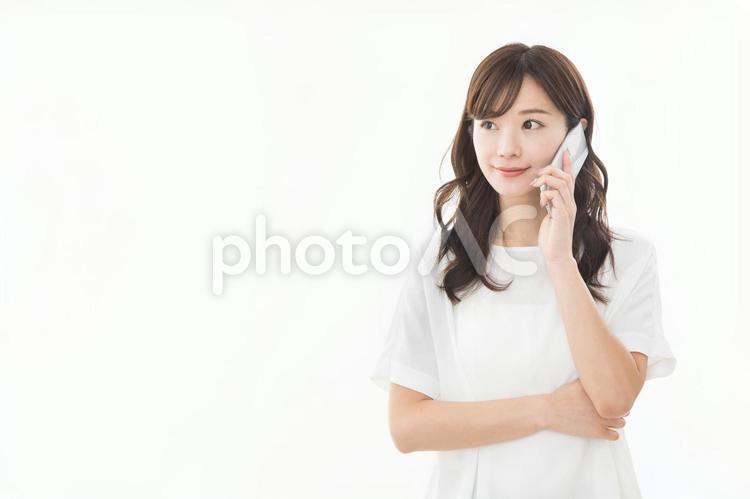 スマートフォンを使う女性　 女性,人物,スマートフォンの写真素材