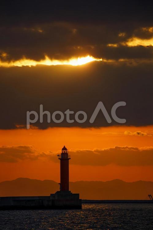 大阪港、夕日と灯台 大阪港,海,夕日の写真素材