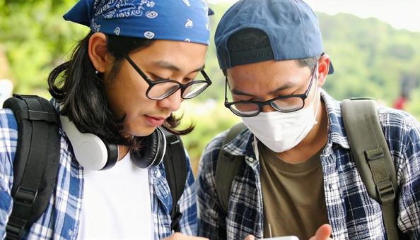 街を買物する日本人のオタク男性二人の写真