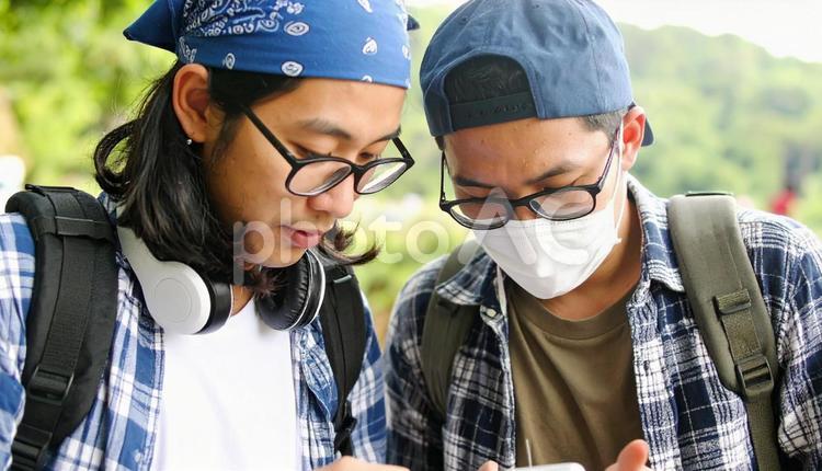 街を買物する日本人のオタク男性二人 文化,アジア人,ファッションの写真素材