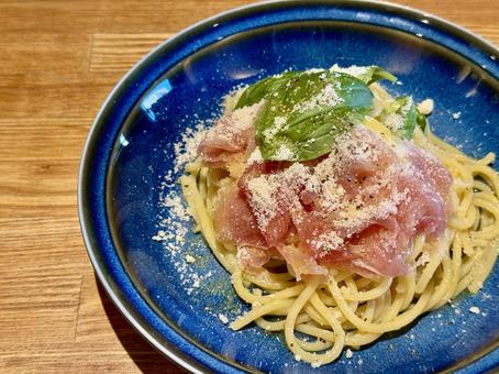 生ハムとバジルの生パスタ 生ハムとバジルの生パスタの写真