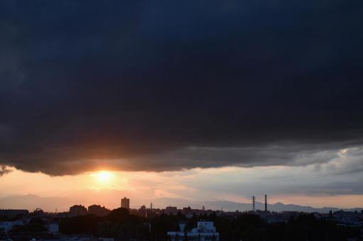 雲から差し込む太陽 雲から差し込む太陽の写真