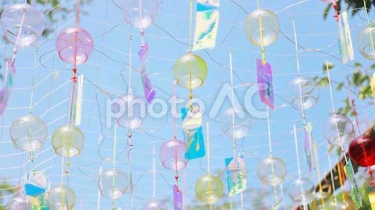 涼し気な風鈴と空 風鈴,ガラス風鈴,夏の写真素材