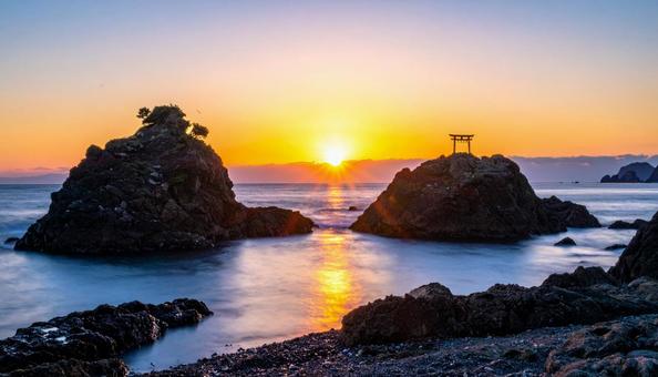 朝焼けの夫婦岩からの朝日 朝焼けの夫婦岩からの朝日の写真