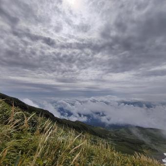 山頂付近からの雲と空 山頂付近からの雲と空の写真