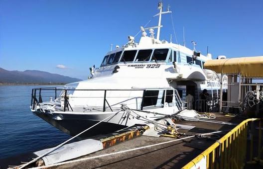 両津港に着産する連絡船（新潟ー両津港） 連絡船,水中翼船,ホワイトの写真素材