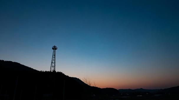 黄昏を貫くシルエット 黄昏を貫くシルエット 鉄塔,夕景,シルエットの写真素材