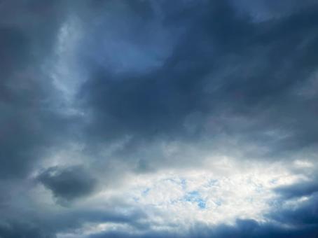 曇り空の隙間からのぞく青空 曇り空の隙間からのぞく青空の写真