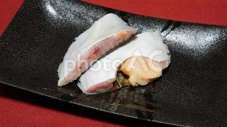 黒皿に盛られた子持ちカレイの切り身 カレイ,鰈,魚の写真素材
