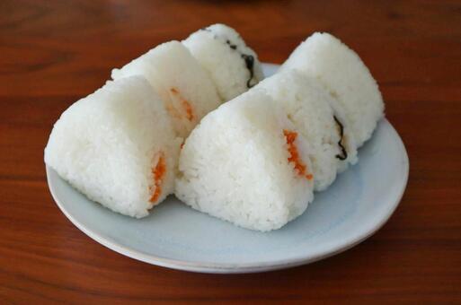 ふっくらと握られた鮭と昆布のおにぎり おにぎり,白い,ご飯の写真素材