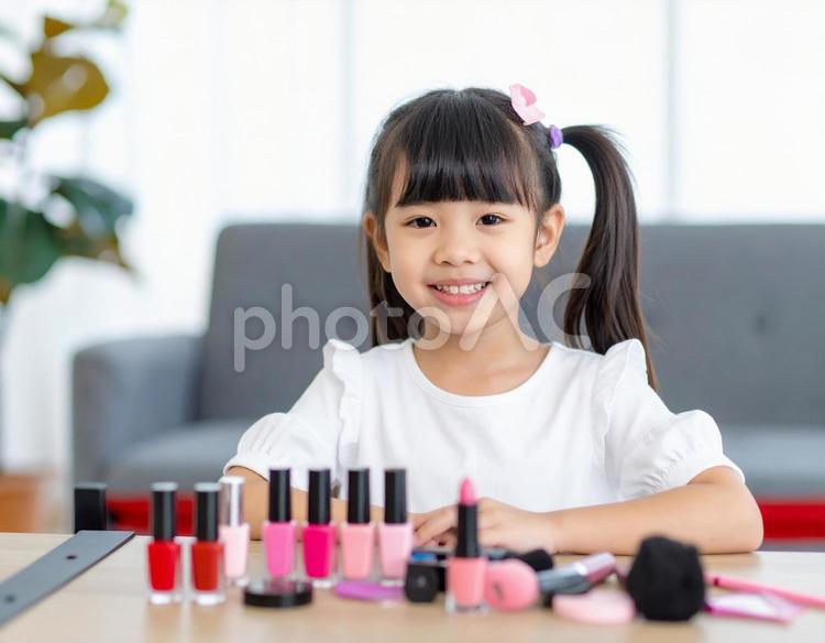 ネイルをする女の子　キッズネイルイメージ ネイル,マニキュア,女の子の写真素材
