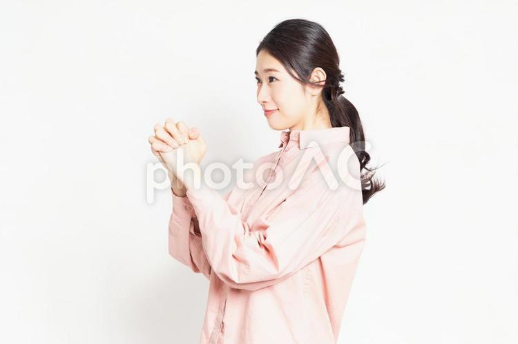 お願いのポーズをする女性 お願い,頼む,女性の写真素材