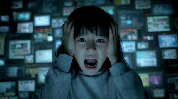 インターネットの情報に苦しむ女の子5の写真