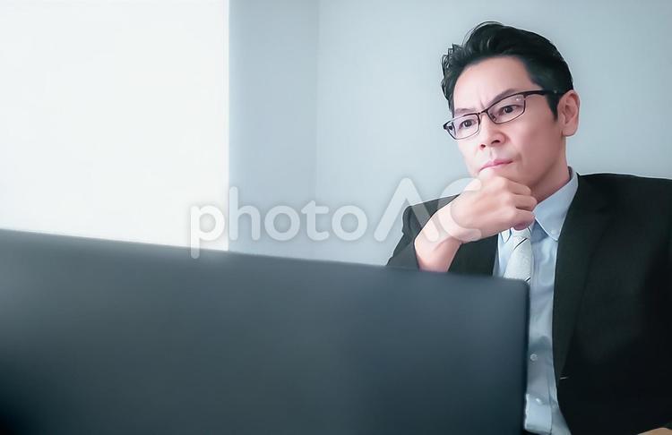 戦略を練るビジネスマン 男性,人物,ビジネスマンの写真素材
