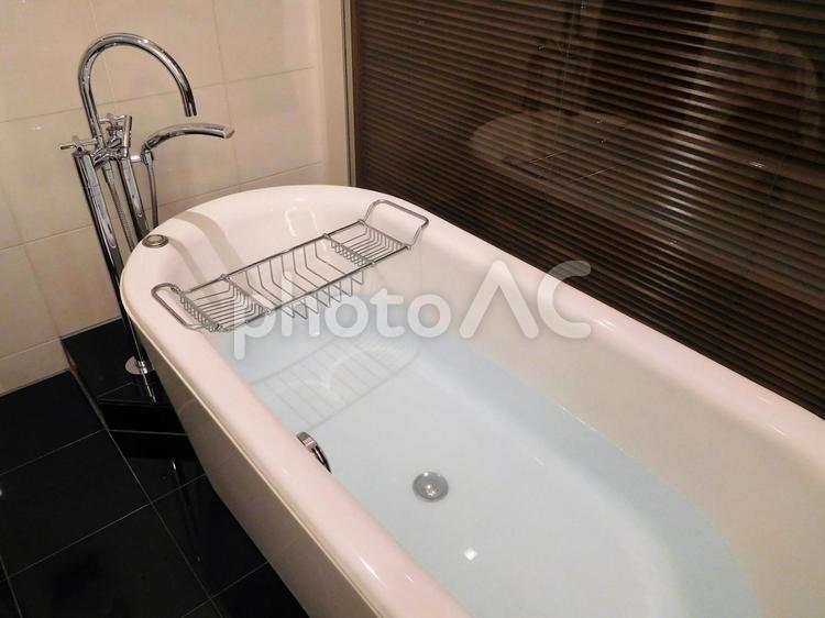 バスタブラックのあるお風呂で入浴（全景） お風呂,ラック,バスタブラックの写真素材