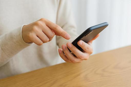 スマートフォンを操作する手元の写真