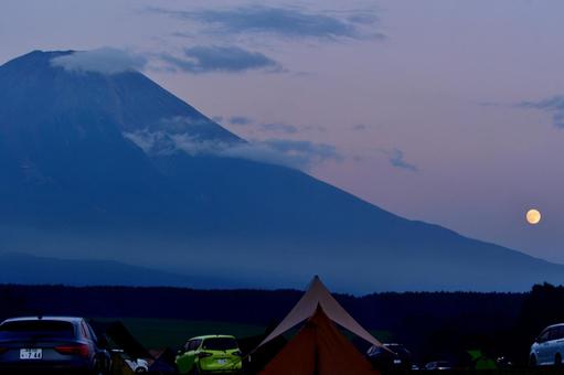 富士山の裾野から昇る満月を望む風景 富士山の裾野から昇る満月を望む風景 風景,キャンプ,カーサイドの写真素材