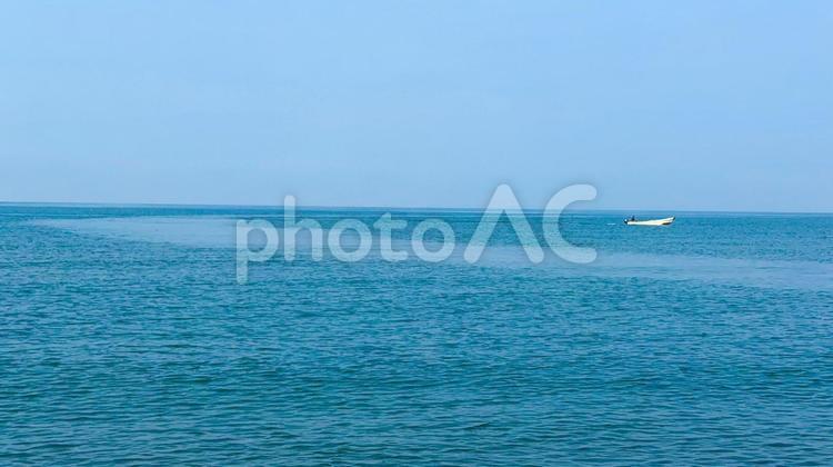 夏の青い空と海 海,波,青空の写真素材